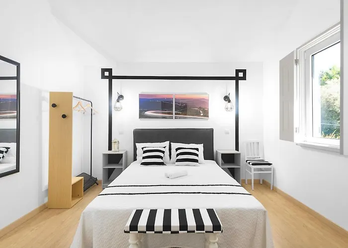 Insua אכסניה *